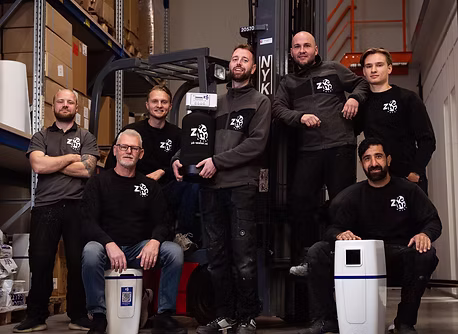 Het team van Z8-Water monteurs samen in de werkplaats